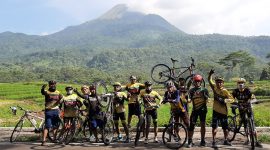 Tim gowes wisata berhenti sejenak untuk istirahat