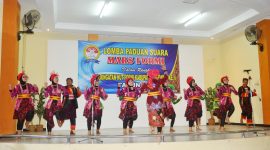 Peserta lomba paduan suara tidak hanya menampilkan suara yang terbaik, tapi juga penampilan yang ciamik