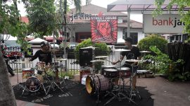 Yopi Aditya (kiri) tampil bersama rekannya, Iqbal (kanan)