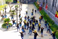 Menikmati suasana tempat wisata