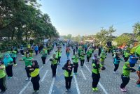 Kegiatan senam setiap Minggu pagi di Taman Abhirupa Kelurahan Tambak Kemerakan, Kec. Krian. Peserta senam mematuhi protokol kesehatan dengan menjaga jarak