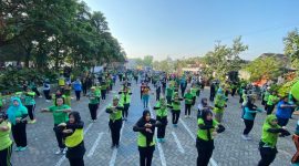 Kegiatan senam setiap Minggu pagi di Taman Abhirupa Kelurahan Tambak Kemerakan, Kec. Krian. Peserta senam mematuhi protokol kesehatan dengan menjaga jarak