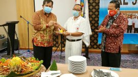 Kepala Dinas Kesehatan Sidoarjo (kiri) menyerahkan potongan tumpeng HUT kepada Ketua I BPKJ Kab. Sidoarjo (tengah)