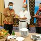 Kepala Dinas Kesehatan Sidoarjo (kiri) menyerahkan potongan tumpeng HUT kepada Ketua I BPKJ Kab. Sidoarjo (tengah)