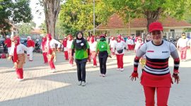 Senam bersama dipandu instruktur