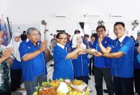 8 - Ketua Umum FORMI Kab. Sidoarjo MG. Hadi Sutjipto memberikan potongan tumpeng kepada perwakilan anggota berprestasi