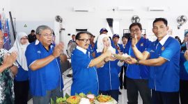 8 - Ketua Umum FORMI Kab. Sidoarjo MG. Hadi Sutjipto memberikan potongan tumpeng kepada perwakilan anggota berprestasi