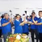 8 - Ketua Umum FORMI Kab. Sidoarjo MG. Hadi Sutjipto memberikan potongan tumpeng kepada perwakilan anggota berprestasi