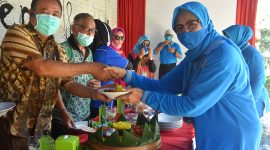 Wakil Ketua IV FORMI Kab. Sidoarjo Untung Suhardjo memberikan pucuk tumpeng kepada Ketua DPW ILDI Kab. Sidoarjo Masfufah