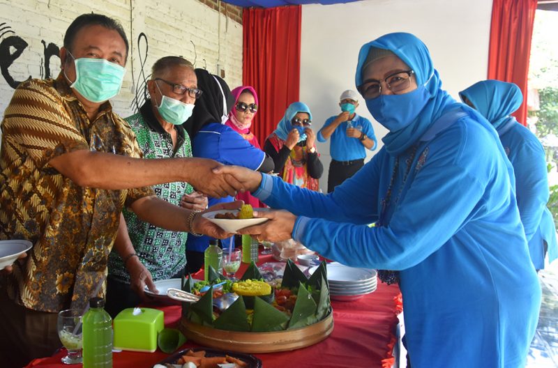 Wakil Ketua IV FORMI Kab. Sidoarjo Untung Suhardjo memberikan pucuk tumpeng kepada Ketua DPW ILDI Kab. Sidoarjo Masfufah