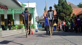 Peserta lomba egrang mengikuti babak penyisihan 1
