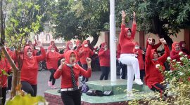 Anggota Perwatusi Sidoarjo bersemangat mengikuti senam bersama