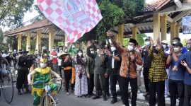 Bupati Sidoarjo Mudhlor Ali melepas peserta Parade Sepeda Penny Firthing