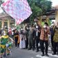 Bupati Sidoarjo Mudhlor Ali melepas peserta Parade Sepeda Penny Firthing