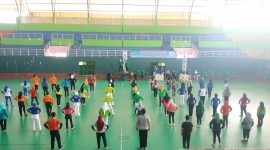 Peserta pelatihan mengikuti gerakan peraga senam   