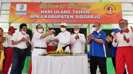 Ketua I BPKJ Sidoarjo Hadi Sutjipto menerima ucapan selamat ulang tahun dari Wakil Ketua IV YJI Jatim Jumadi Wibowo