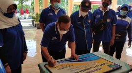 Ketua Umum KORMI Kab. Sidoarjo Hadi Sutjipto menandatangi plakat Kampung Olahraga Rekreasi Kelurahan Pucang