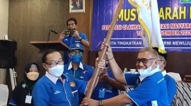 Hadi Sutjipto menerima bendera pataka KORMI Kab. Sidoarjo dari ketua sidang Muskab  