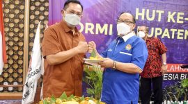 Hudiyono (kiri) menyerahkan tumpeng ulang tahun ke Hadi Sutjipto (kanan)