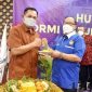 Hudiyono (kiri) menyerahkan tumpeng ulang tahun ke Hadi Sutjipto (kanan)