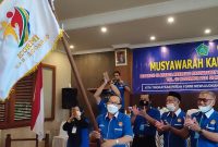 Hadi Sutjipto membawa bendera pataka KORMI Kab. Sidoarjo menandai terpilih sebagai Ketua Umum KORMI Kab. Sidoarjo