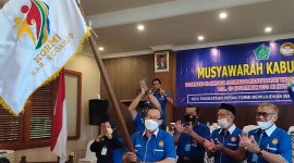 Hadi Sutjipto membawa bendera pataka KORMI Kab. Sidoarjo menandai terpilih sebagai Ketua Umum KORMI Kab. Sidoarjo