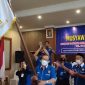 Hadi Sutjipto membawa bendera pataka KORMI Kab. Sidoarjo menandai terpilih sebagai Ketua Umum KORMI Kab. Sidoarjo