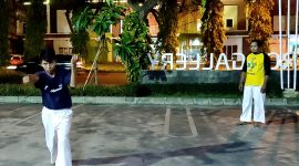 Erwin (kaos kuning) melatih anggotanya yang akan bertanding  