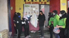 Komunitas NPS melihat proses penimbangan dan pencatatan tabungan sampah