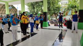 Ketua panitia lomba Ikeda Hendra Kusuma (kanan) mengajak peserta melakukan streaching