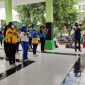 Ketua panitia lomba Ikeda Hendra Kusuma (kanan) mengajak peserta melakukan streaching