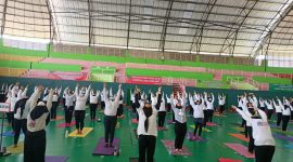 Anggota AYS melakukan gerakan yoga