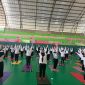 Anggota AYS melakukan gerakan yoga