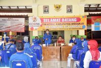Sekretaris KORMI Kab. Sidoarjo (berdiri) menyampaikan kata sambutan