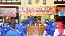 Sekretaris KORMI Kab. Sidoarjo (berdiri) menyampaikan kata sambutan