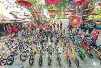 Sepeda lipat berjajar di lokasi wisata Alas Prambon