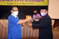 Ketua Umum KORMI Kab. Sidoarjo Hadi Sutjipto (kiri) dan Ketua Umum KORMI Kota Surakarta Budi Paryono (kanan) bertukar cinderamata