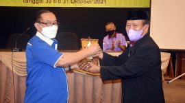 Ketua Umum KORMI Kab. Sidoarjo Hadi Sutjipto (kiri) dan Ketua Umum KORMI Kota Surakarta Budi Paryono (kanan) bertukar cinderamata