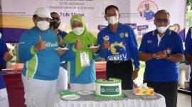 Ketua (kiri) dan Wakil Ketua (2 kiri) DPC Perwatusi Kab. Sidoarjo menerima kue HUT dari Sekretaris Umum (kanan) dan Wakil Sekretaris (2 kanan) KORMI Kab. Sidoarjo