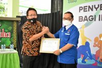 Kepala Disporapar Kab. Sidoarjo Drs. Joko Supriyadi (kiri) menyerahkan penghargaan kepada Ketua Umum KORMI Kab. Sidoarjo H. MG Hadi Sutjipto