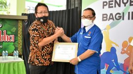 Kepala Disporapar Kab. Sidoarjo Drs. Joko Supriyadi (kiri) menyerahkan penghargaan kepada Ketua Umum KORMI Kab. Sidoarjo H. MG Hadi Sutjipto 