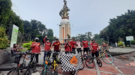 Anggota Selisi berpose di depan Monumen Jayandaru sebelum bersepeda (foto : ist/Selisi)
