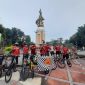 Anggota Selisi berpose di depan Monumen Jayandaru sebelum bersepeda (foto : ist/Selisi)