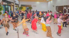 Anggota Komunitas Bellydance dan Zumba Sidoarjo Senam bersama (foto : ist)