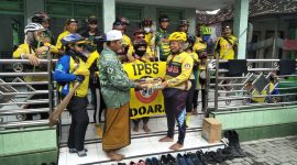 Ketuai IPSS I Putu Sudika (depan kanan) secara simbolis memberikan bantuan kepada pengurus Mushola Nurul Huda, Balonggabus RT 03 RW 02, Kec. Candi, Sidoarjo