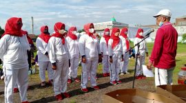 Ketua Persatuan Olahraga Pernapasan Indonesia (PORPI) DPC Sidoarjo Drs. H. Sayuti Rofiyanto, M.Si, mengukuhkan pengurus PORPI Ranting Kalitengah, Kecamatan Tanggulangin, Sidoarjo (foto : ist)