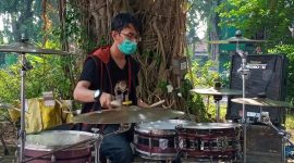 Anggota SDS berlatih drum di Alun-alun Sidoarjo, Minggu (20/2/2022) (foto : ist/instagram @streetdrumsidoarjo)