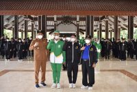 Ketua Umum KORMI Kab. Sidoarjo MG. Hadi Sutjipto (kiri) dan Wabup Sidoarjo Subandi (kiri) bersama perwakilan pegiat olahraga KORMI Kab. Sidoarjo yang akan berangkat ke FORNAS VI Sumatera Selatan