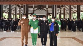 Ketua Umum KORMI Kab. Sidoarjo MG. Hadi Sutjipto (kiri) dan Wabup Sidoarjo Subandi (kiri) bersama perwakilan pegiat olahraga KORMI Kab. Sidoarjo yang akan berangkat ke FORNAS VI Sumatera Selatan