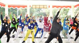 Peserta lomba mengikuti gerakan yang diarahkan instruktur